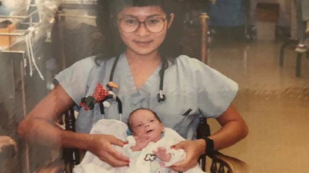 Enfermera descubre en colega al bebé que salvó hace 28 años - enfermera-descubre-en-colega-al-bebe-que-salvo-hace-28-anos