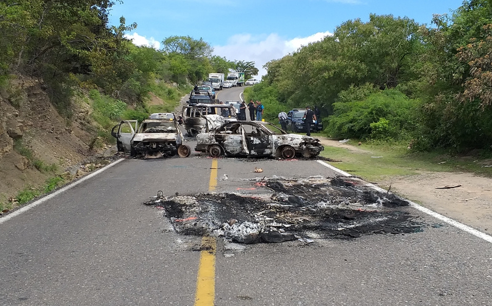 Enfrentamiento en Guerrero deja un policía muerto y cinco heridos - enfrentamiento-autos-quemados-guerrero