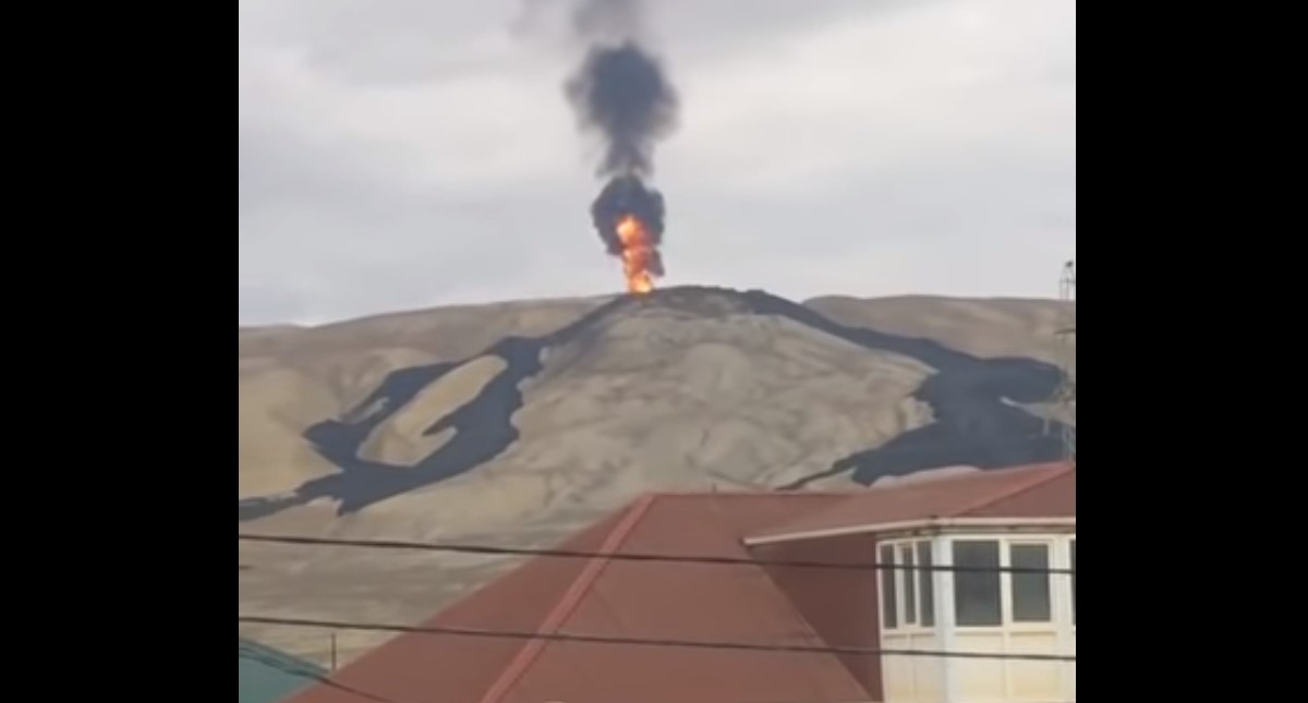 #Video Hace erupción uno de los volcanes de lodo más grandes del mundo