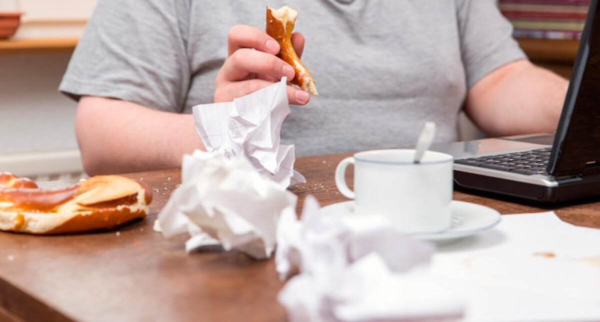 Estos son los objetos más sucios de la casa - escritorio-y-computadora-sucios