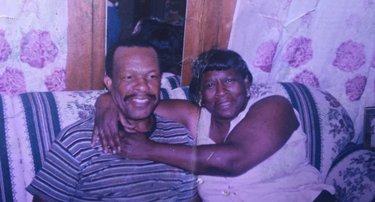 Hombre de 99 años camina casi 10 kilómetros diarios para ver a su esposa - esposos