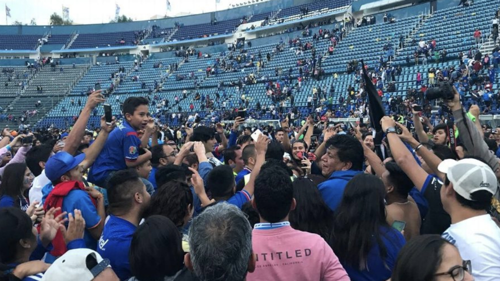 #Video Afición invade campo del Estadio Azul tras juego de leyendas
