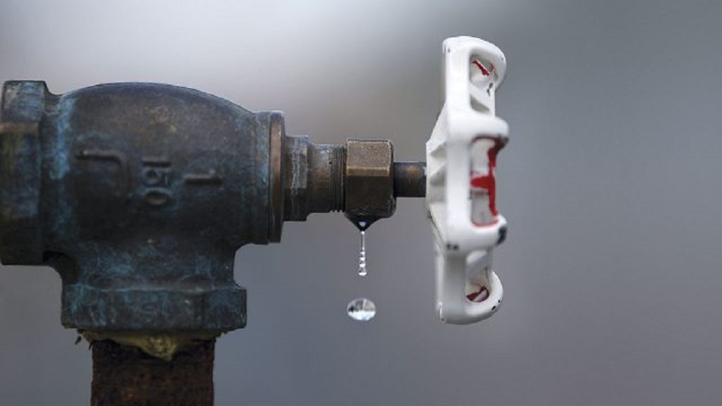 Emiten decreto para restringir agua a deudores en la CDMX