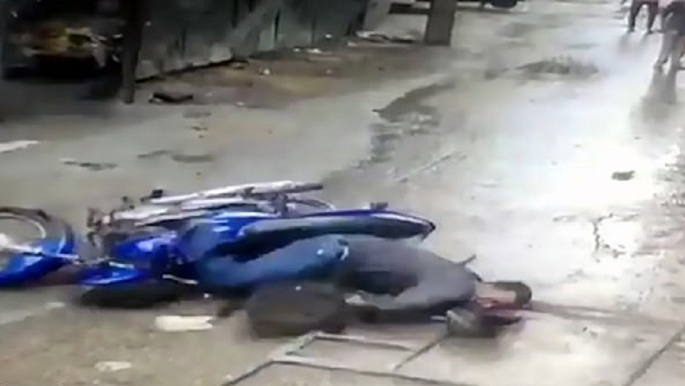 #Video Estructura metálica noquea por sorpresa a motociclista #Video Estructura metálica noquea por sorpresa a motociclista