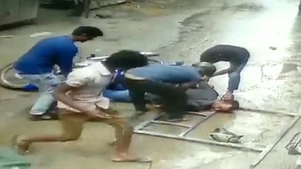 #Video Estructura metálica noquea por sorpresa a motociclista - estructura-metalica-noquea-por-sorpresa-a-motociclista