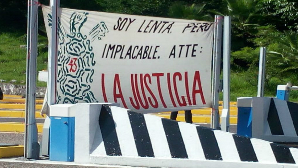 Toman estudiantes de Ayotzinapa caseta en Autopista del Sol - estudiantes-ayotzinapa-caseta-palo-blanco-2