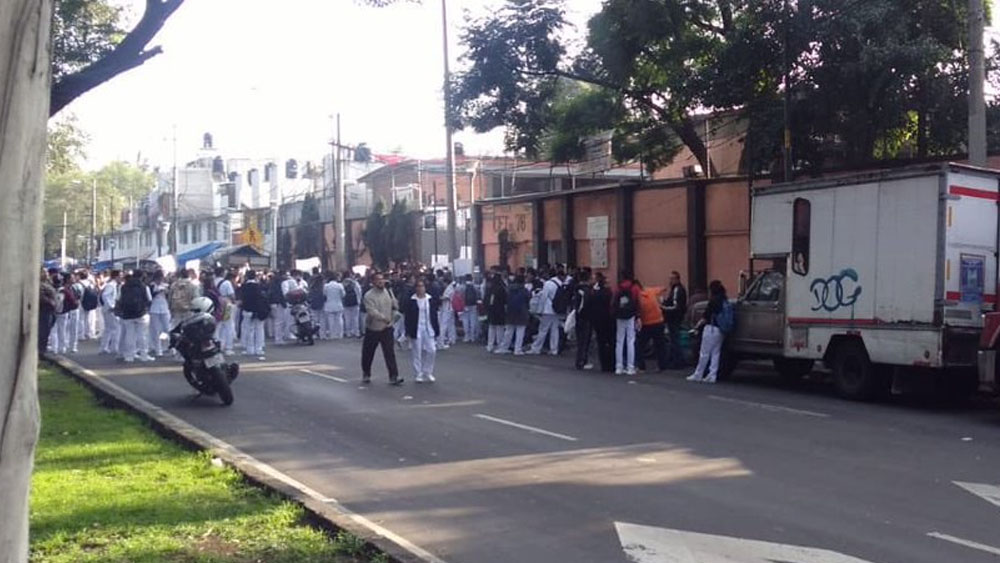Estudiantes bloquean calzada de La Viga