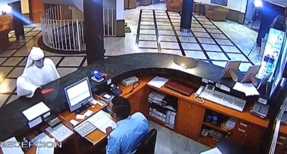 #Video “Fantasma” intenta robar hotel con pistola en mano