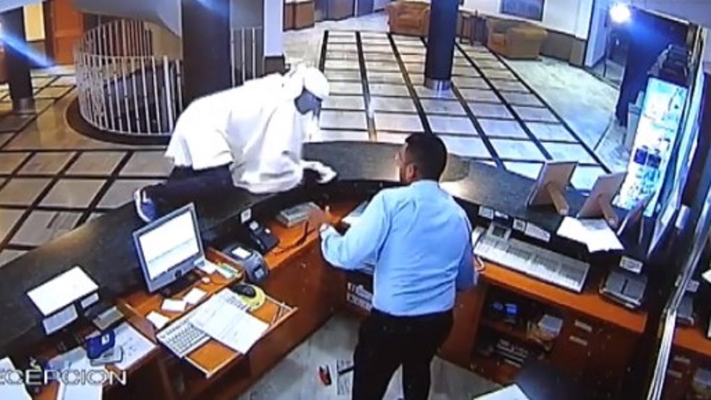 #Video "Fantasma" intenta robar hotel con pistola en mano - fantasma-intenta-robar-hotel-de-espana