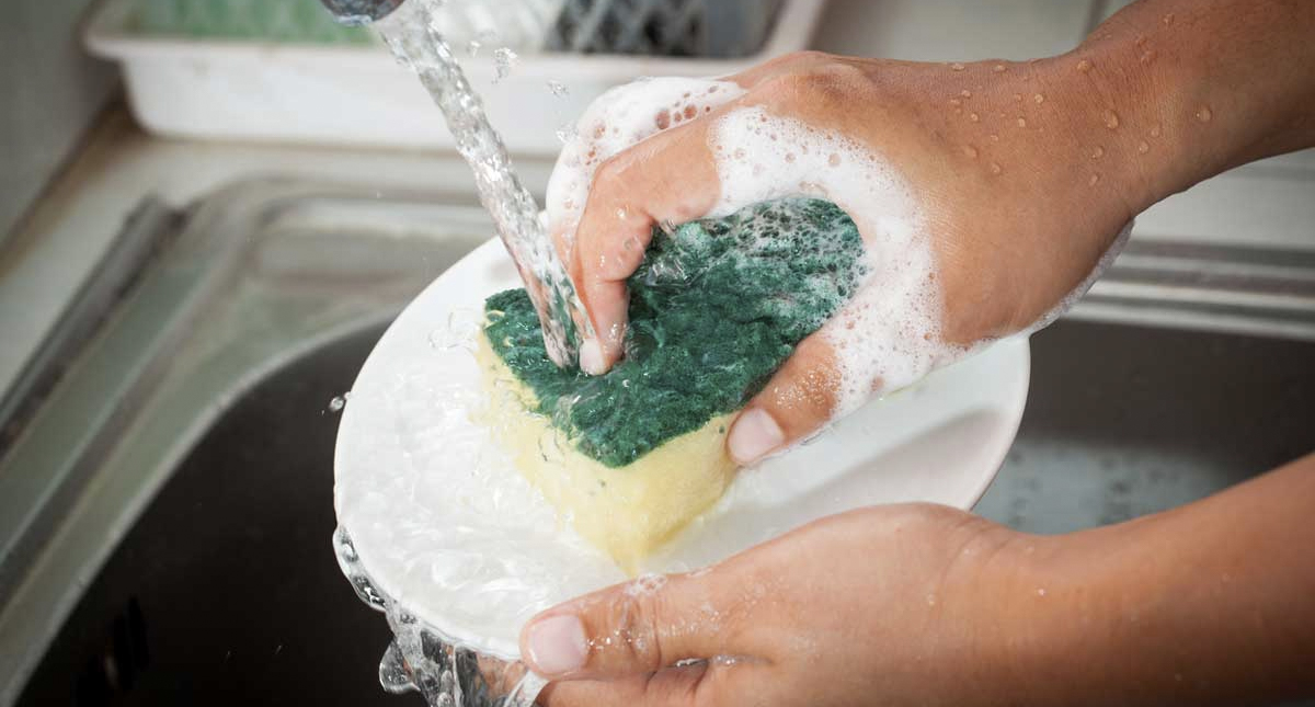 Fibras para lavar trastes podrían tener más bacterias que un tubo en el transporte público