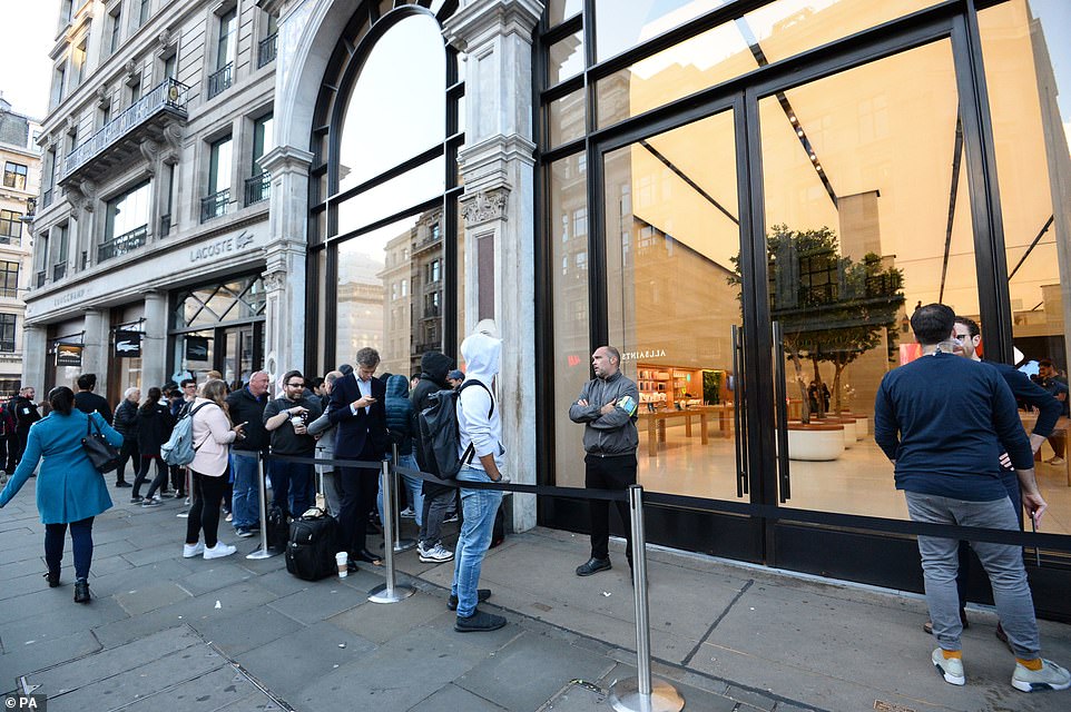 Largas filas para comprar el último iPhone pese al costo - filas-iphone-venta