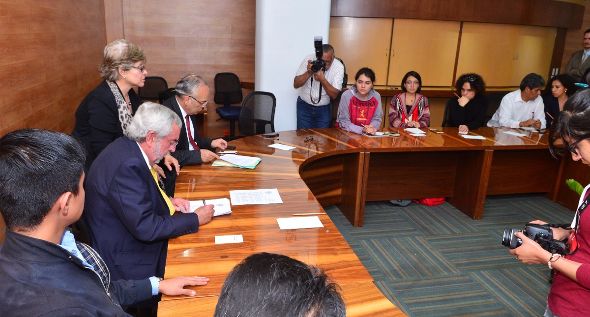 Enrique Graue llama a diálogo en CCH Azcapotzalco - firma-pliego-petitorio