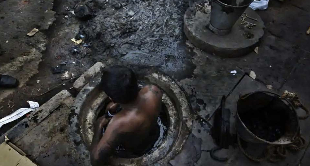 Mueren cinco cuando limpiaban fosa séptica en India - fosa-nueva-delhi