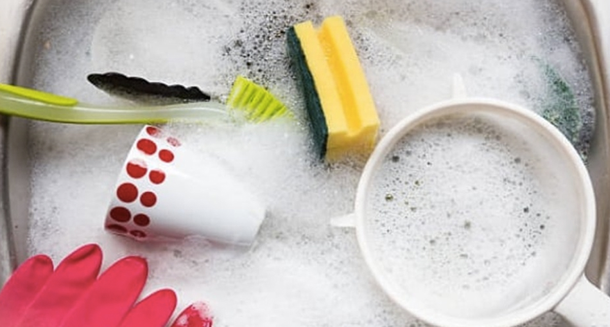 Fibras para lavar trastes podrían tener más bacterias que un tubo en el transporte público - foto-de-internet