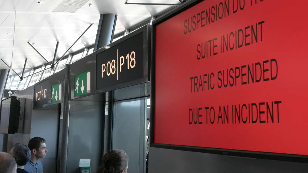#Video Detienen a hombre que entró en auto a pista de aeropuerto en Francia - francia-lyon-aeropuerto-2