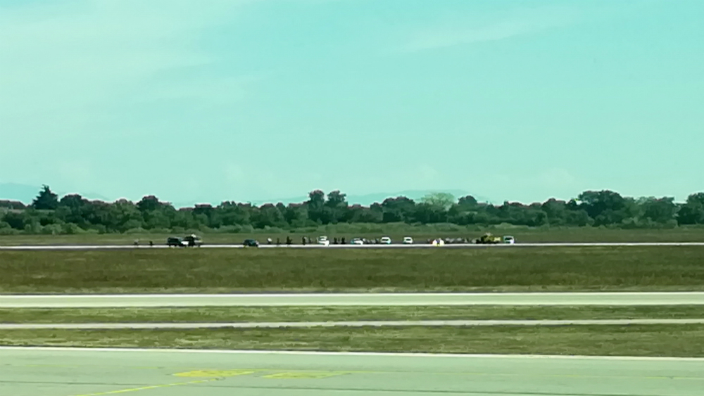 #Video Detienen a hombre que entró en auto a pista de aeropuerto en Francia