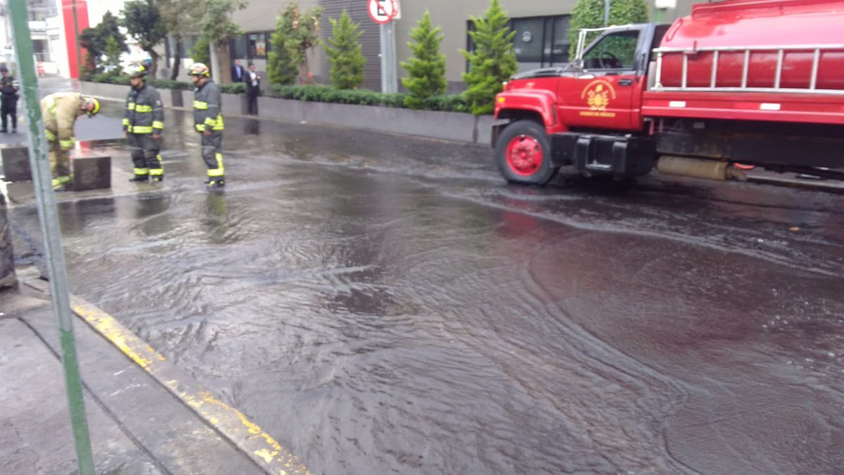 Fuga de agua afecta la circulación en Ejército Nacional - fuga-de-agua-polanco-2