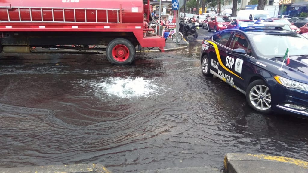 Fuga de agua afecta la circulación en Ejército Nacional