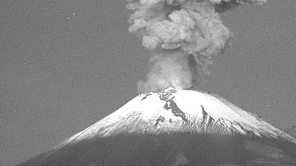 El Popocatépetl emite fumarola de dos kilómetros de altura