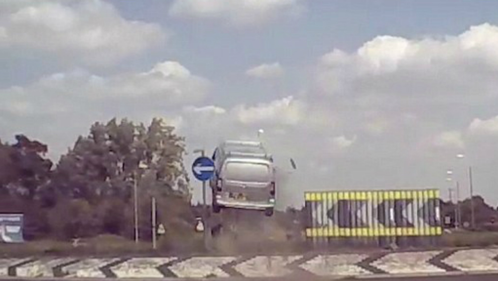 #Video Furgoneta sale volando en accidente carretero en Reino Unido