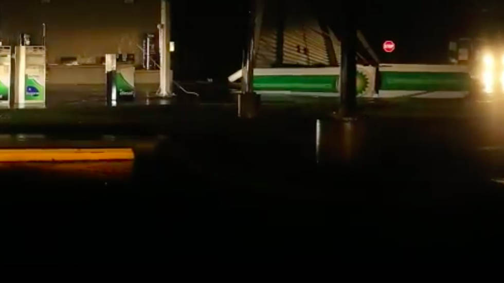 #Video Vientos de Florence desprenden techo de gasolinera