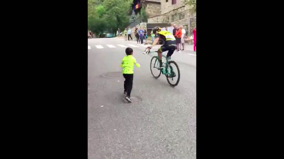 #Video Ciclista George Bennett regala cantimplora a niño