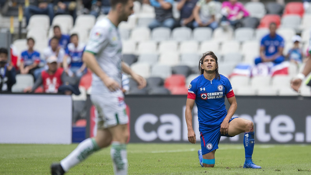Gerardo Flores será baja de Cruz Azul por molestia en rodilla derecha