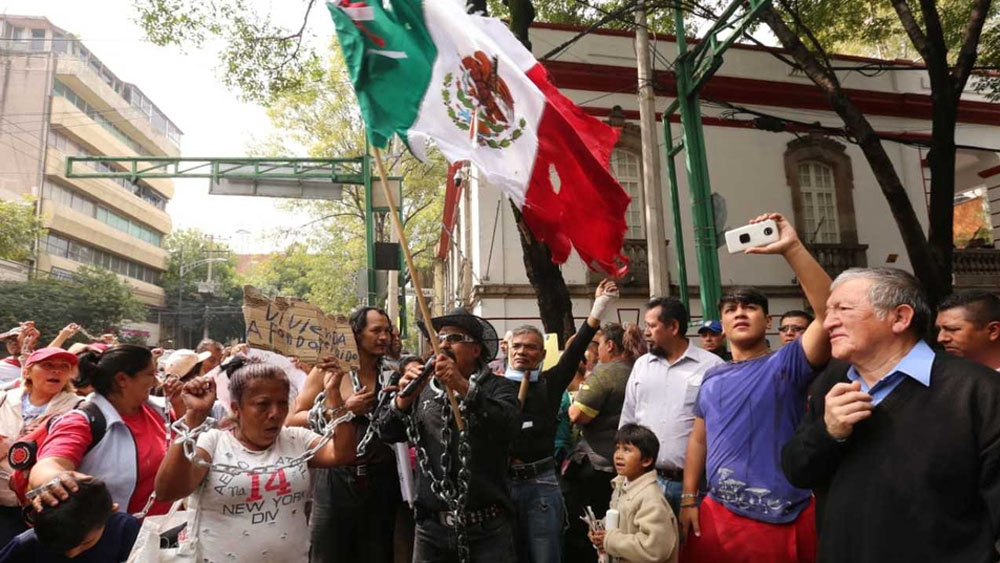 Vecinos de Iztapalapa dan ‘El Grito’ en casa de transición de AMLO Vecinos de Iztapalapa dan ‘El Grito’ en casa de transición de AMLO