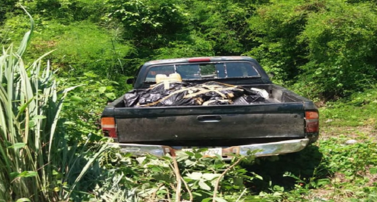 Hallan cadáveres embolsados dentro de camioneta en Guerrero