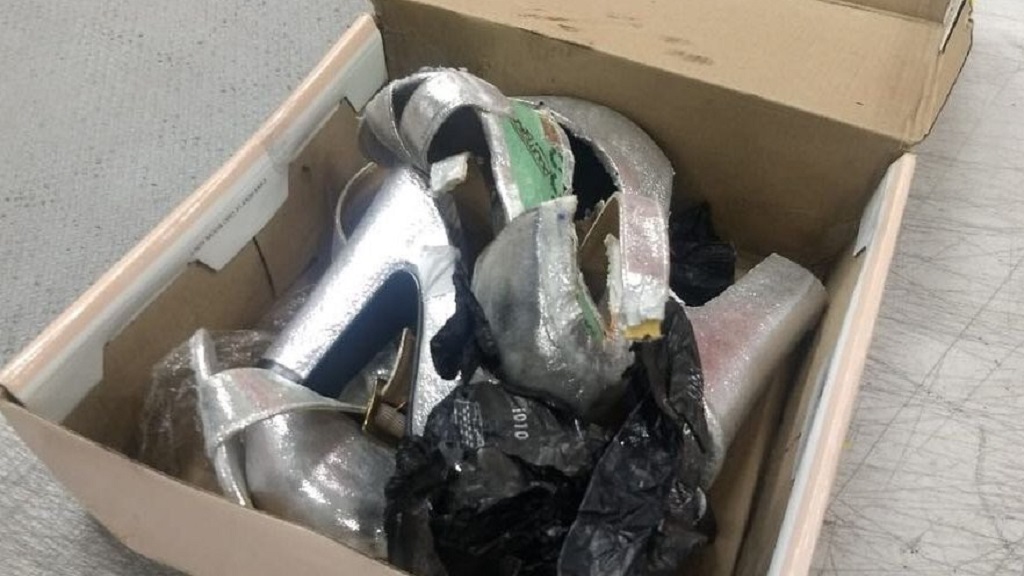 Frustran envío de crystal dentro de zapatillas en Aeropuerto de Querétaro