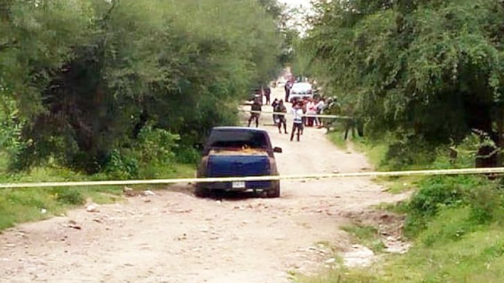 Hallan viva a bebé dentro de camioneta con tres cadáveres