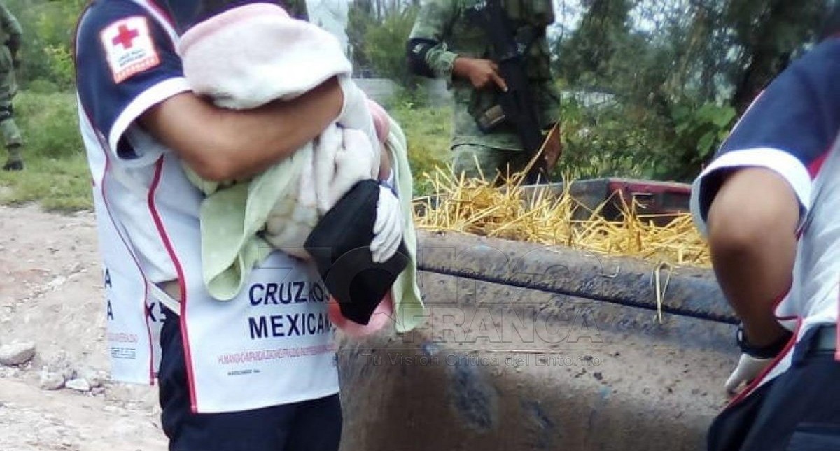 Hallan viva a bebé dentro de camioneta con tres cadáveres - hallan-viva-a-bebe-dentro-de-camioneta-con-tres-cadaveres