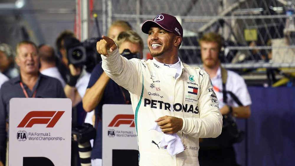 Lewis Hamilton logra la pole en el GP de Singapur