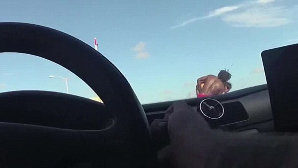 #Video Hombre lanza a otro de un puente en EE.UU.