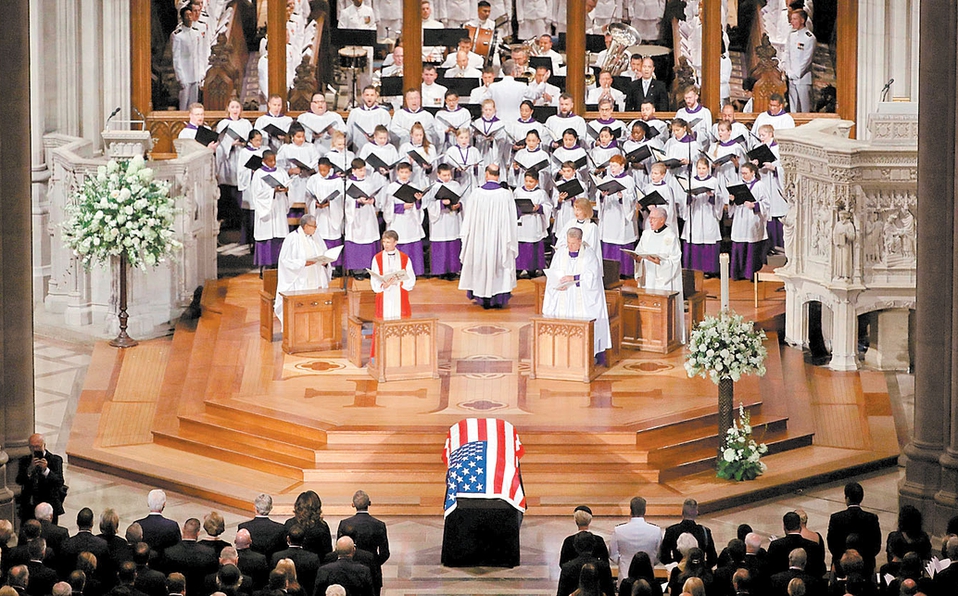 Trump juega golf durante último homenaje a John McCain - homenaje-mccain-trump