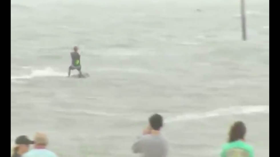 #Video Aprovechan los vientos de Florence para practicar kitesurf