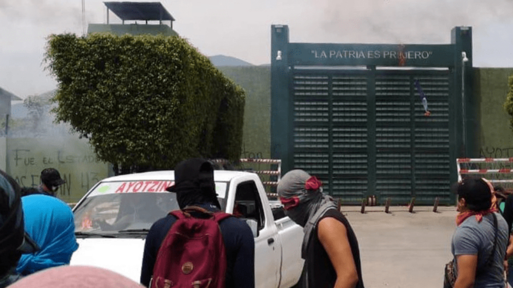 Padres de los 43 y normalistas lanzan bombas molotov a instalación militar