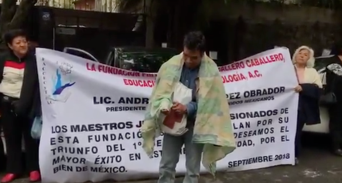 #Video Hombre intenta prenderse fuego frente a casa de AMLO #Video Hombre intenta prenderse fuego frente a casa de AMLO