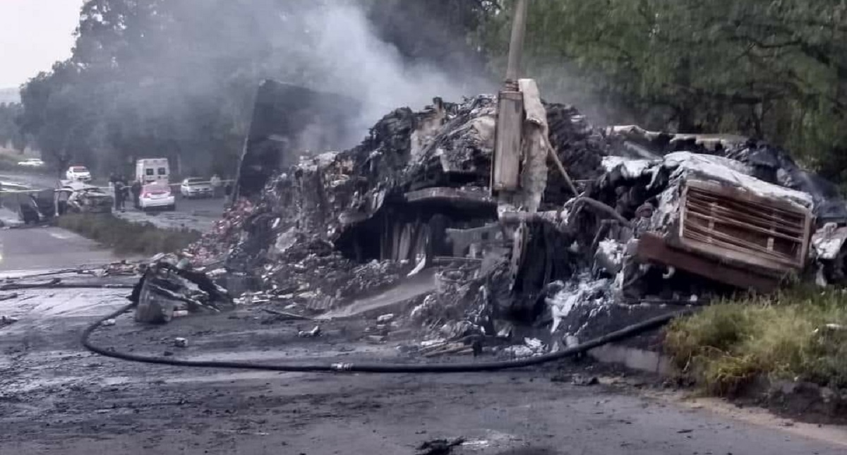 Incendio de tráiler deja dos muertos en la Lechería-Texcoco - incendio-de-trailer-deja-un-muerto-en-la-lecheriatexcoco