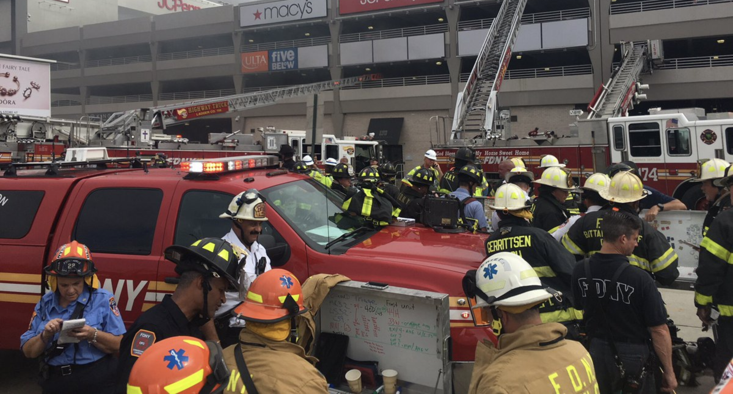 Incendio en estacionamiento de Nueva York deja 21 heridos
