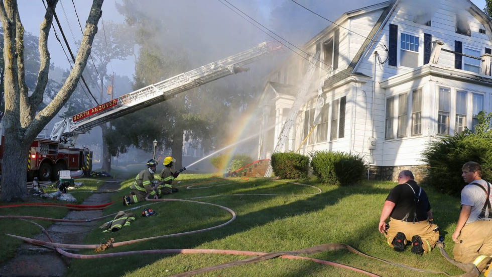 Incendios en comunidades de Massachusetts dejan al menos un muerto Incendios en comunidades de Massachusetts dejan al menos un muerto