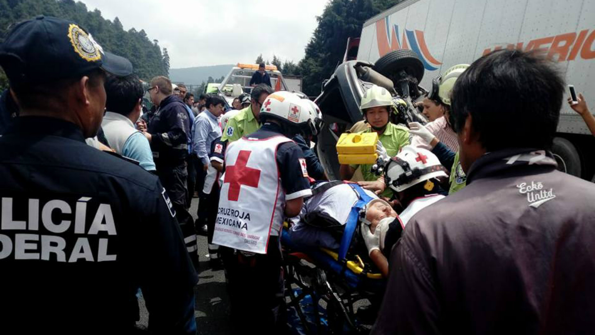 Choca automóvil contra tráiler en la carretera México-Toluca