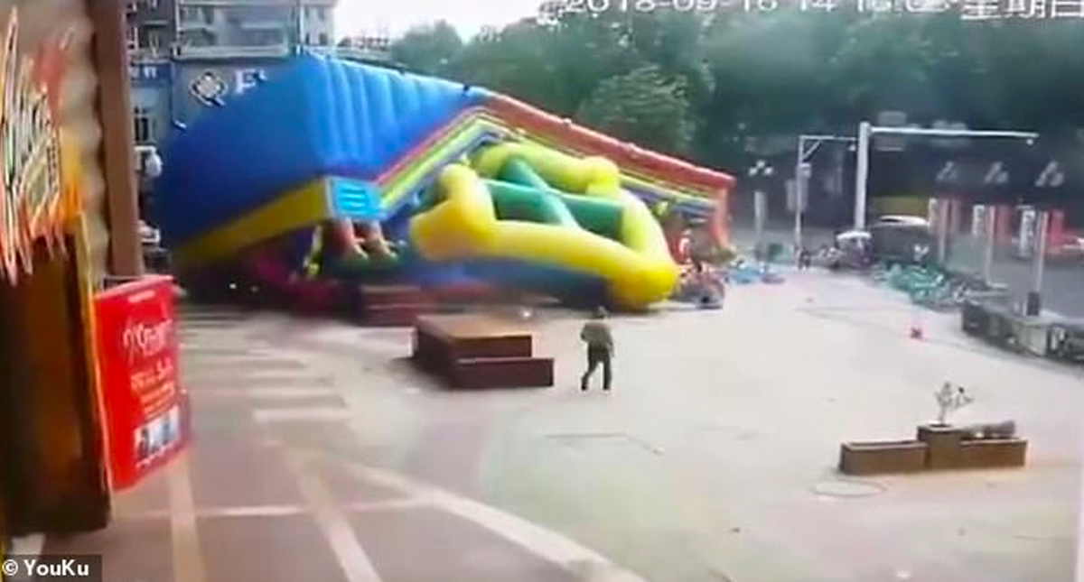 #Video Viento voltea castillo inflable con niños adentro