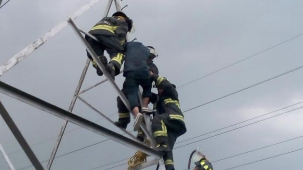 Bomberos logran evitar suicidio en Iztapalapa