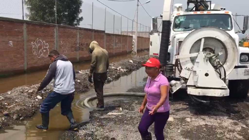 Inundación en escuela de Chalco mantiene a niños sin clase