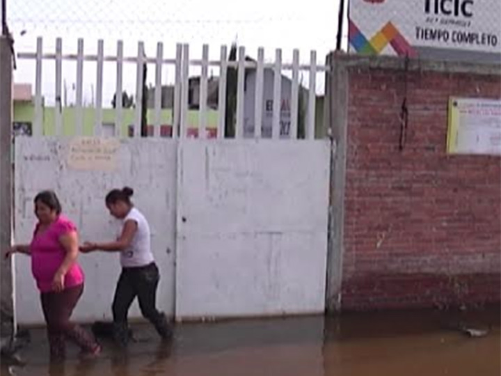 Inundación en escuela de Chalco mantiene a niños sin clase - inundacion-primaria-chalco