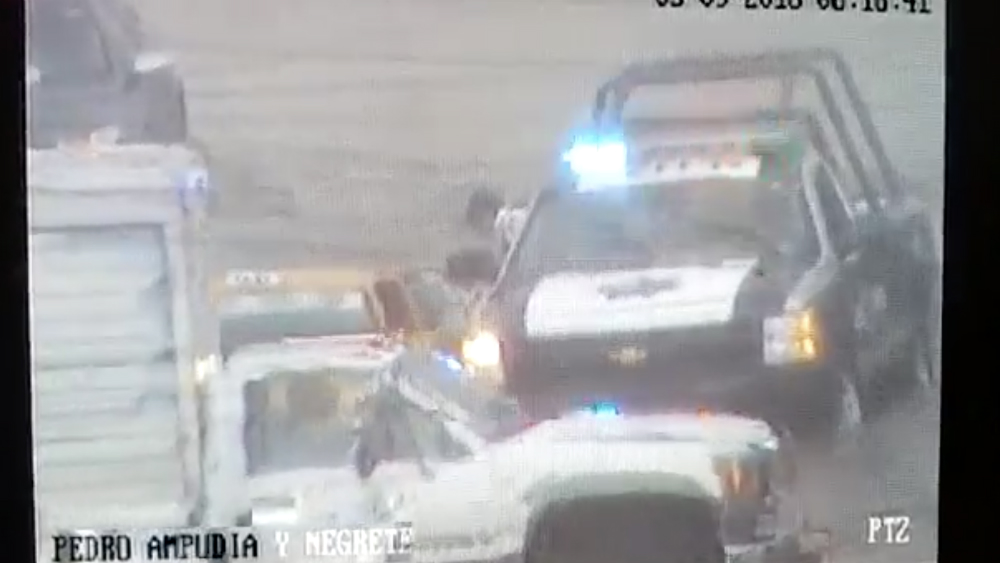 #Video Rescatan en Saltillo a mujer atrapada en taxi tras inundación