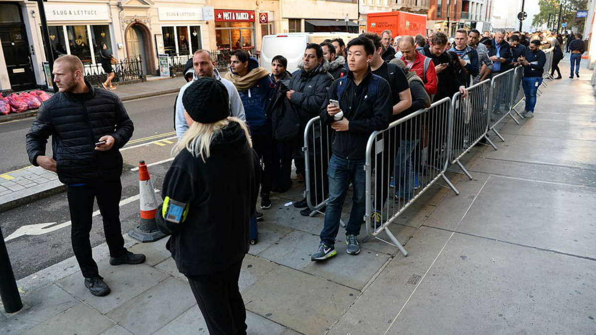 Largas filas para comprar el último iPhone pese al costo