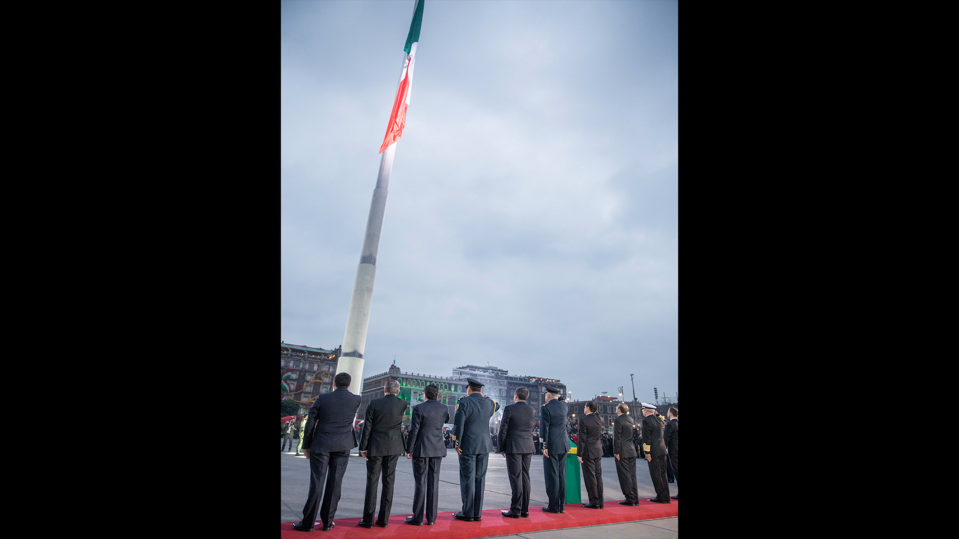 Encabeza EPN ceremonia por víctimas de los sismos de 1985 y 2017 - izamiento-a-media-asta-3