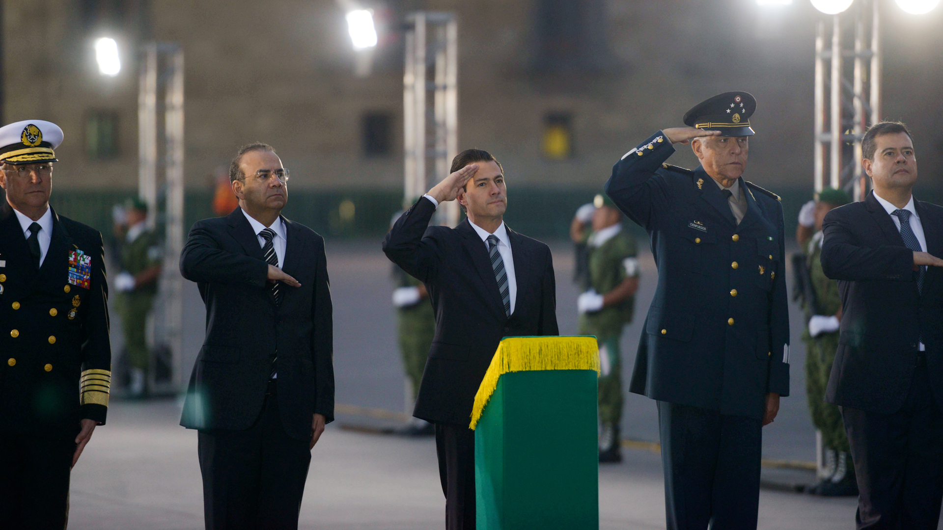Encabeza EPN ceremonia por víctimas de los sismos de 1985 y 2017 - izamiento-a-media-asta